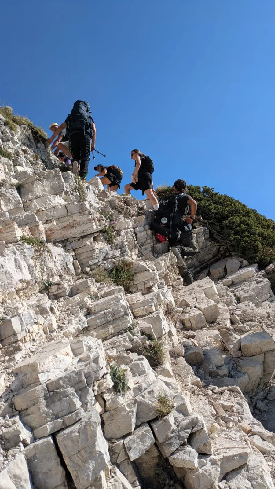 Escursionisti su tratto roccioso attrezzato — Il Brigante del Cammino
